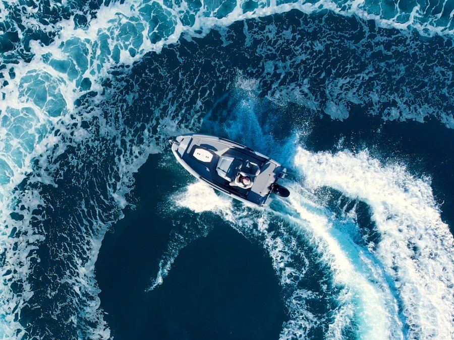 Hydra 530 turning hard, seen from directly above