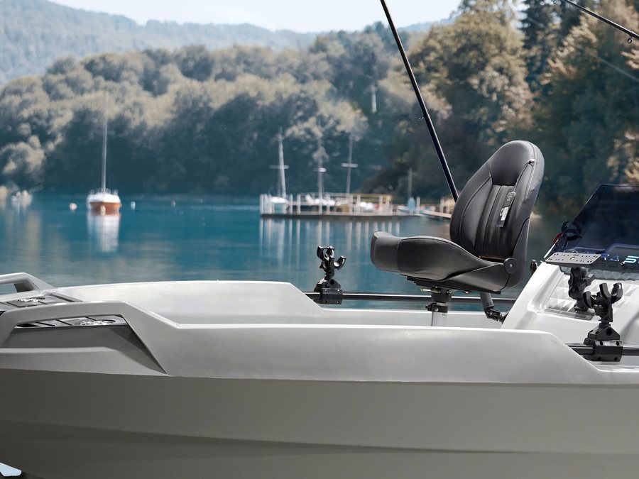 Hydra 530 casting deck, pedestal seat and rod holders in close-up